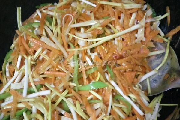 鸡蛋、胡萝卜、蒜黄、辣椒、豆腐皮的做法图解12