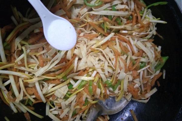 鸡蛋、胡萝卜、蒜黄、辣椒、豆腐皮的做法图解14