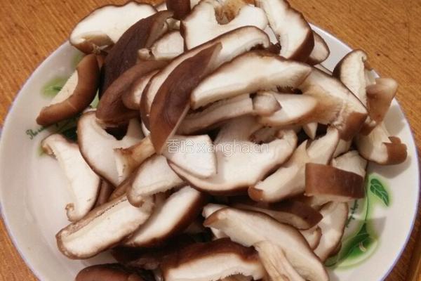 双椒香菇炒肉的做法图解3