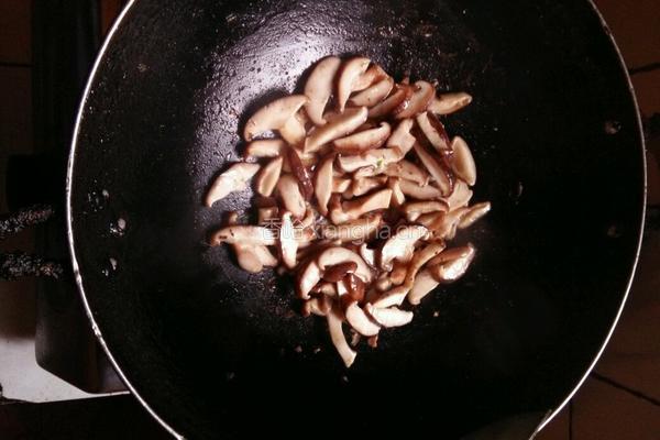 双椒香菇炒肉的做法图解6