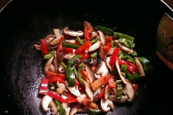双椒香菇炒肉的做法图解7