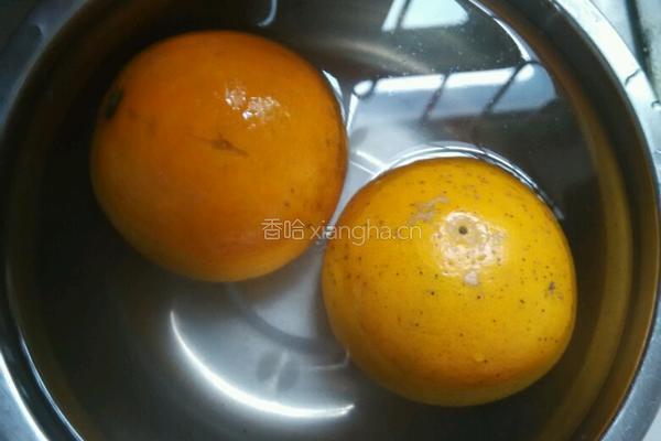 盐蒸橙子的做法图解1