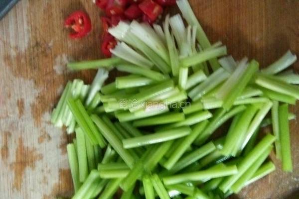 香芹炒干鱿鱼的做法图解2