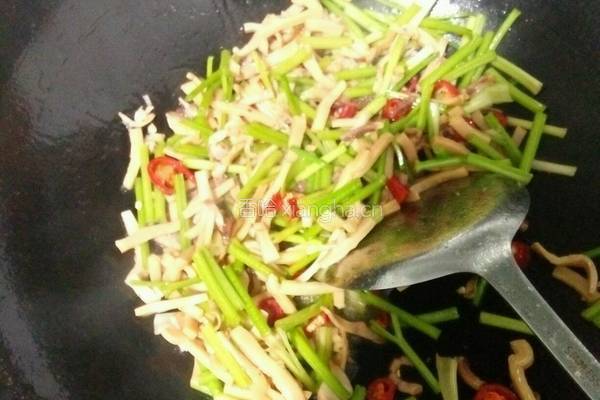 香芹炒干鱿鱼的做法图解4
