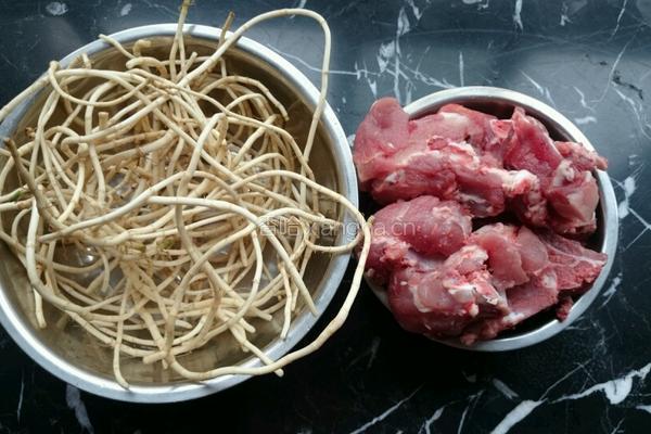 折耳根龙骨汤的做法图解1