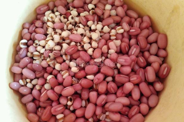 红小豆薏仁米桂圆枣粥的做法图解1