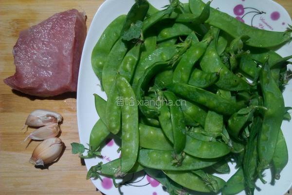 荷兰豆炒瘦肉的做法图解1