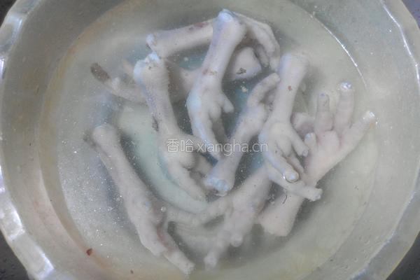 胡萝卜玉米鸡脚汤的做法图解6