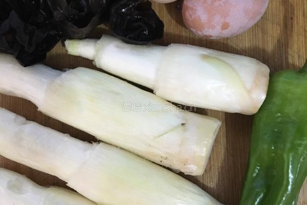 茭白木耳炒鸡蛋的做法图解1