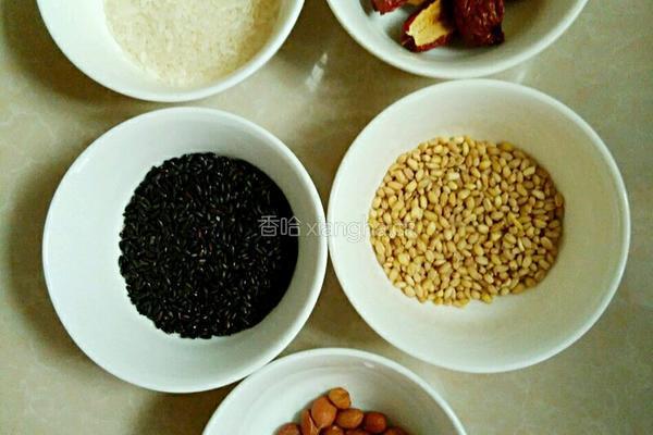 红枣黑米粥的做法图解1