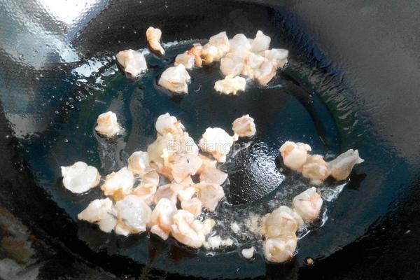 什锦虾仁蛋炒饭的做法图解3