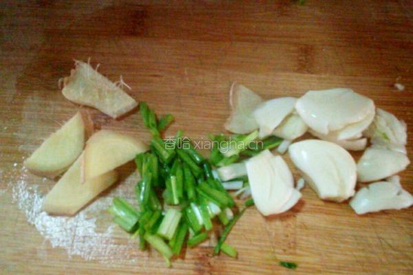 蘑菇炖腊鸡腿的做法图解3