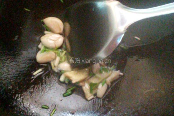 蘑菇炖腊鸡腿的做法图解5