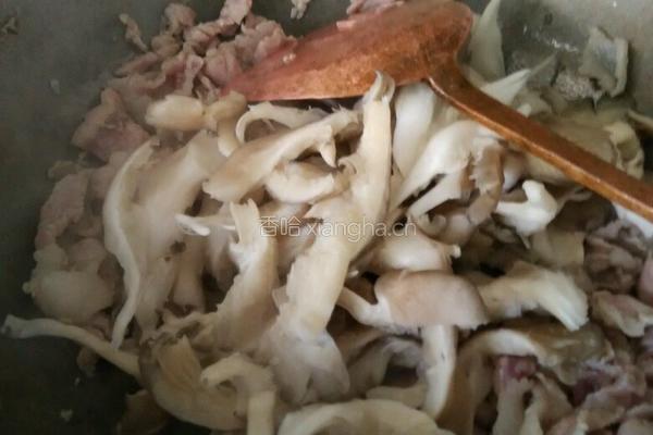 蘑菇炒肉的做法图解4