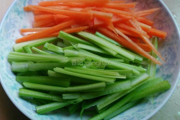 西芹云耳炒肉丝的做法图解1