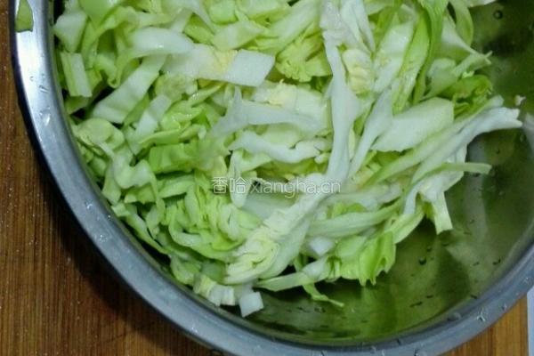 炝炒圆包菜的做法图解1