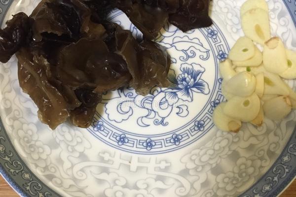 蒜香木耳小白菜的做法图解2