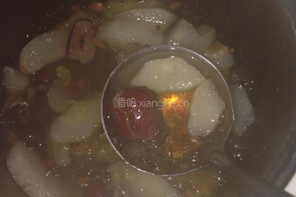 桃胶枸杞雪梨的做法图解3