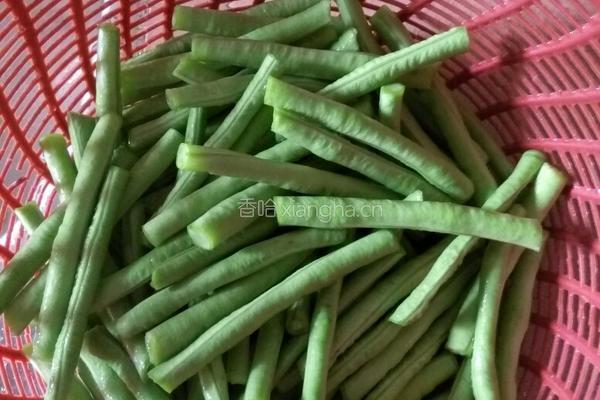 豆角炒肉的做法图解1