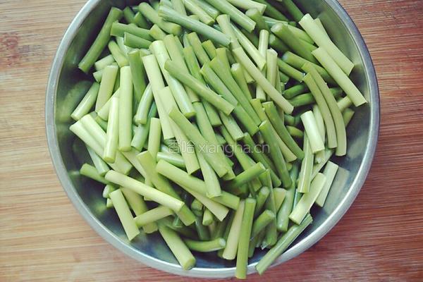 蒜薹炒肉的做法图解2