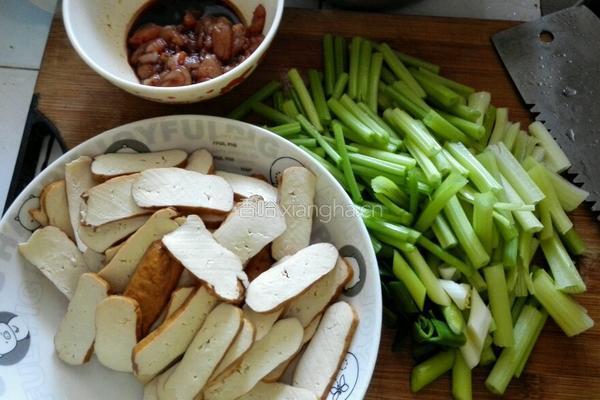 芹菜香干肉丝的做法图解1