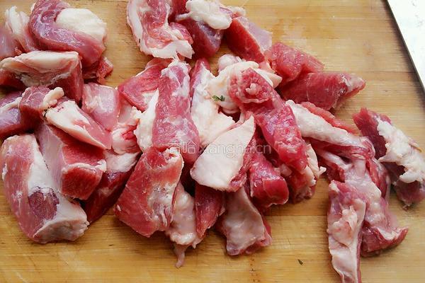羊肉炖白菜粉条的做法图解1