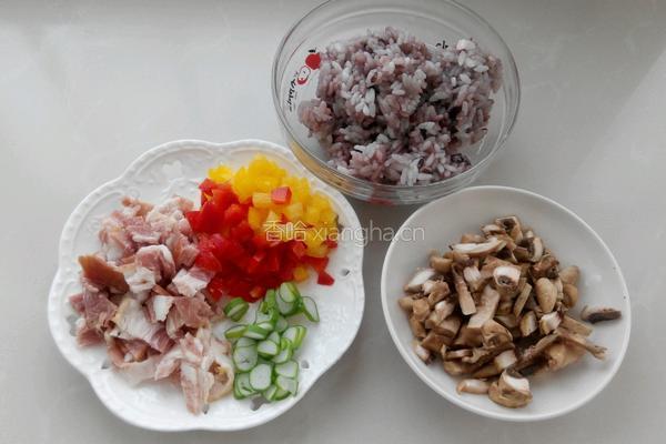 彩椒培根炒黑米饭的做法图解1