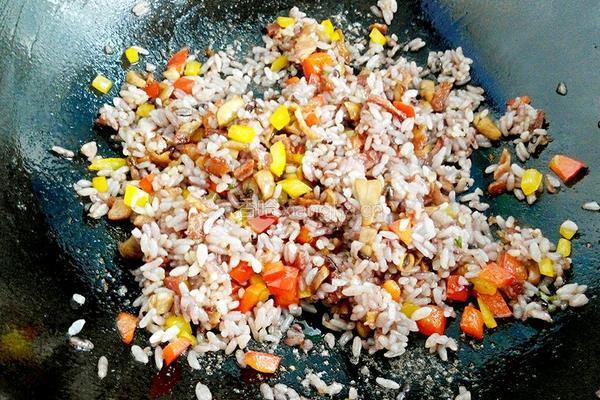 彩椒培根炒黑米饭的做法图解6