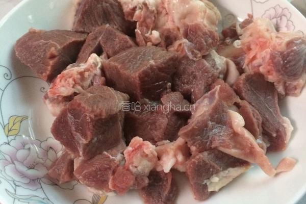 羊肉炖萝卜的做法图解1