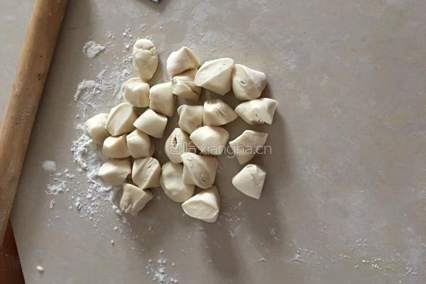 白菜香菇猪肉饺子的做法图解2