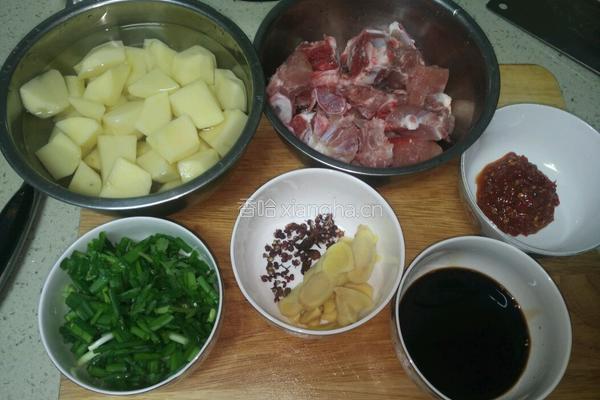 土豆烧排骨的做法图解1