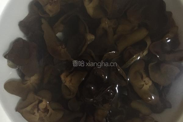 黑木耳炒肉片的做法图解1