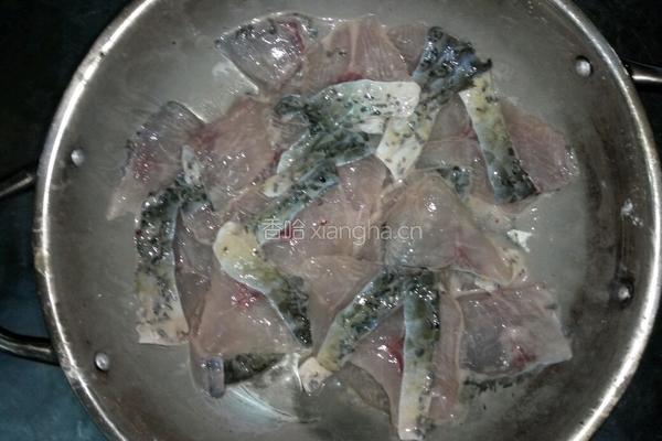 酸菜鱼家庭版。的做法图解2