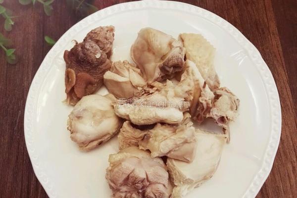 淮山莲子炖鸡汤的做法图解3