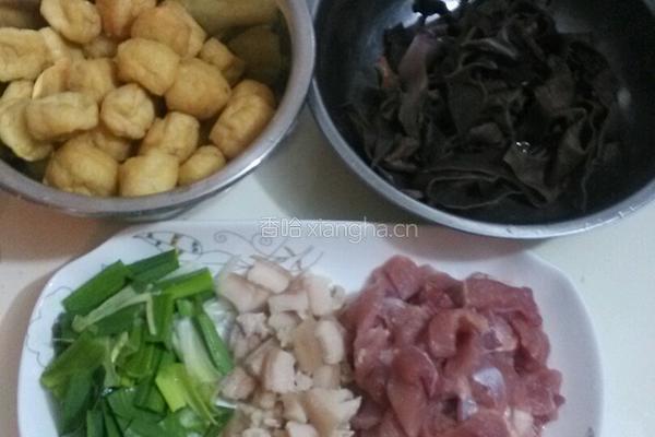 豆腐木耳炒肉的做法图解1