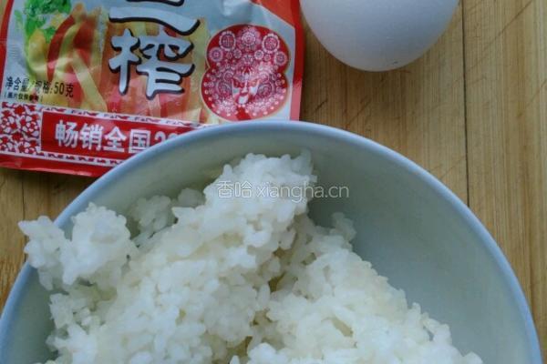 黄金榨菜丝炒饭的做法图解1