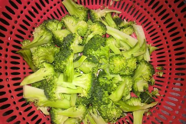 西兰花炒肉片的做法图解1