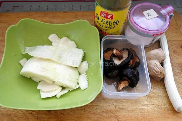香菇炒白菜的做法图解1