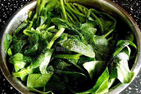 香拌核桃菠菜塔的做法图解1