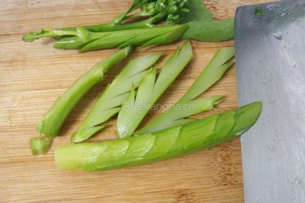 腊肉炒芥兰的做法图解3