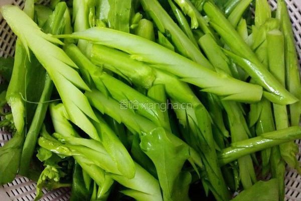 腊肉炒芥兰的做法图解4