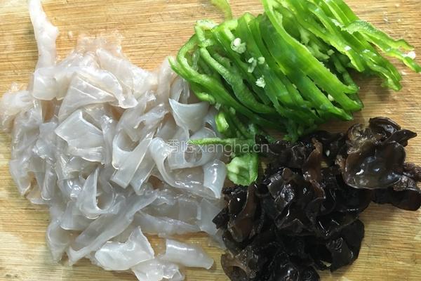 青椒木耳炒粉皮的做法图解4