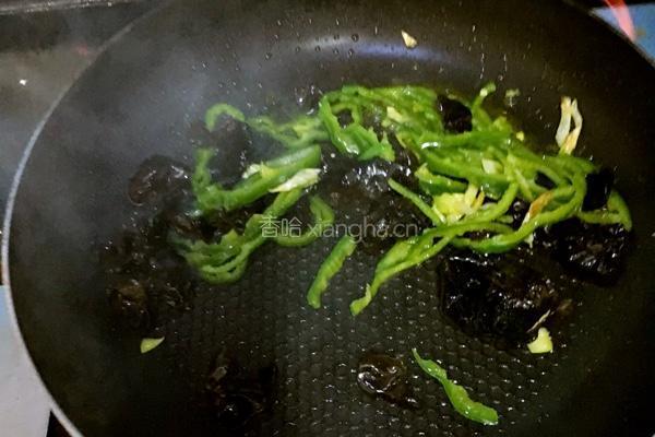 青椒木耳炒粉皮的做法图解6