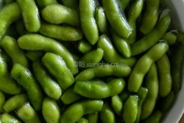 凉拌毛豆的做法图解1
