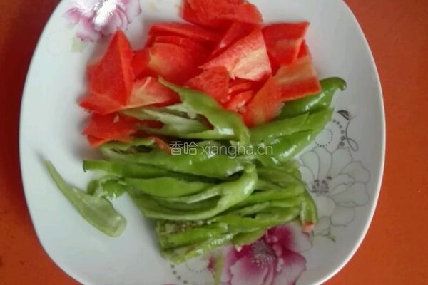 青椒胡萝卜炒彩色虫虫面的做法图解3