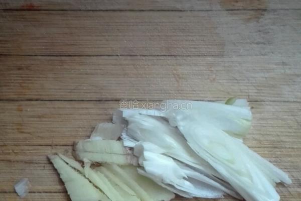 青椒胡萝卜炒彩色虫虫面的做法图解4
