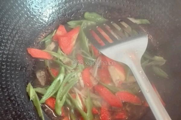 青椒胡萝卜炒彩色虫虫面的做法图解11