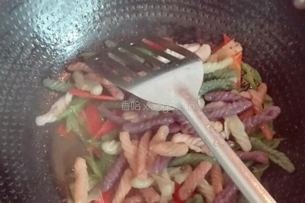 青椒胡萝卜炒彩色虫虫面的做法图解12