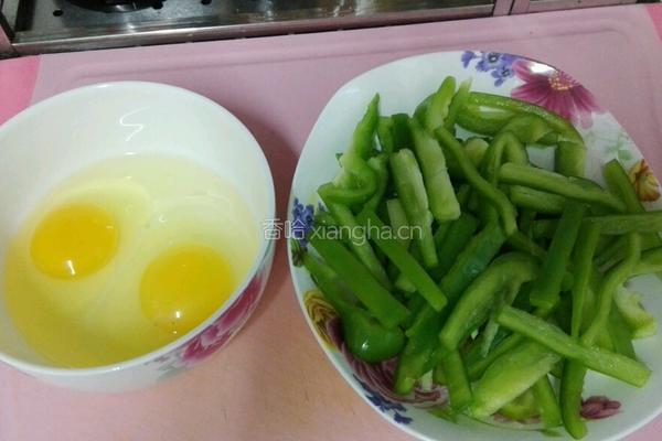 青椒炒鸡蛋的做法图解1