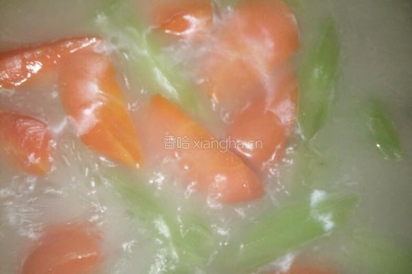 青笋胡萝卜炖腊鸭腿的做法图解8